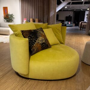 Passe Partout Plectrum Lounge fauteuil in stof Juke Pistachio met arm links – vooraanzicht – toonzaalmodel Sint-Gillis-Waas – Verberckmoes