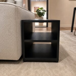 Passe Partout Pommeline inner table in donker eik zwart naast een Zola hoeksalon, toonzaalmodel bij Verberckmoes
