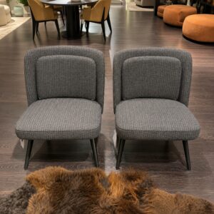 Passe Partout Tonio fauteuilenset in Herringbone BL 1503 met zwarte contrastbies en zwart eiken poten als toonzaalmodel bij Verberckmoes