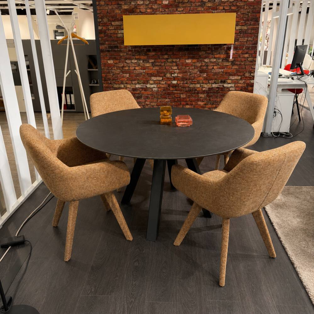 Frontaanzicht van Pedrali Arki 5 ronde eetkamertafel met zwart tafelblad toonzaalmodel Sint-Gillis-Waas Verberckmoes