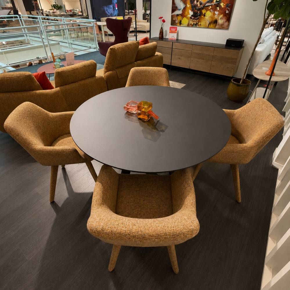 Bovenaanzicht van Pedrali Arki 5 ronde eetkamertafel met zwart laminaatblad toonzaalmodel Sint-Gillis-Waas Verberckmoes
