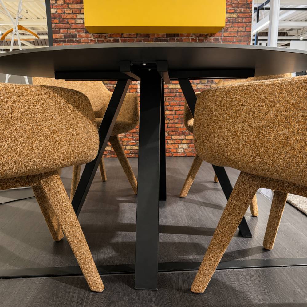 Detail van het zwart gepoedercoat stalen onderstel van Pedrali Arki 5 ronde eetkamertafel toonzaalmodel Sint-Gillis-Waas Verberckmoes