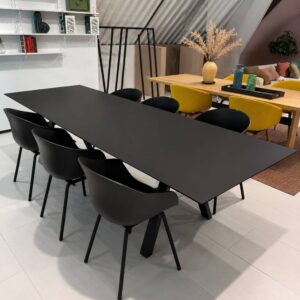 Pedrali Arki eetkamertafel 300 x 100 cm met zwart Fenix blad en zwart stalen onderstel – toonzaalmodel Sint-Gillis-Waas – Verberckmoes
