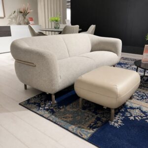 Pode Yanda 3-zit in stof Tweed 290 Gravel met poef in leder Fusion 4400 Potato en Alpaca Diamond poten als toonzaalmodel bij Verberckmoes Sint-Gillis-Waas