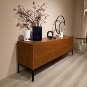 PORADA Kanto dressoir 193 cm in Noce Canaletta notelaar met zwart metalen onderstel schuin vooraanzicht – toonzaalmodel Sint-Gillis-Waas – Verberckmoes