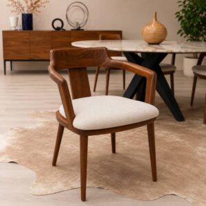 PORADA Tilly armstoel in Noce Canaletta walnoothout met lichte stoffen zitting Loom L1534/02 – toonzaalmodel Sint-Gillis-Waas – Verberckmoes