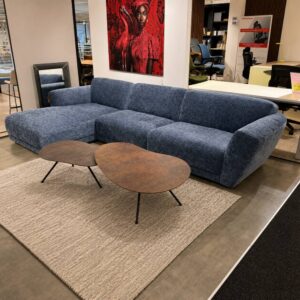 Sits Asta hoeksalon met chaise longue links in stof Luna Blauw 7 toonzaalmodel Verberckmoes Sint-Gillis-Waas