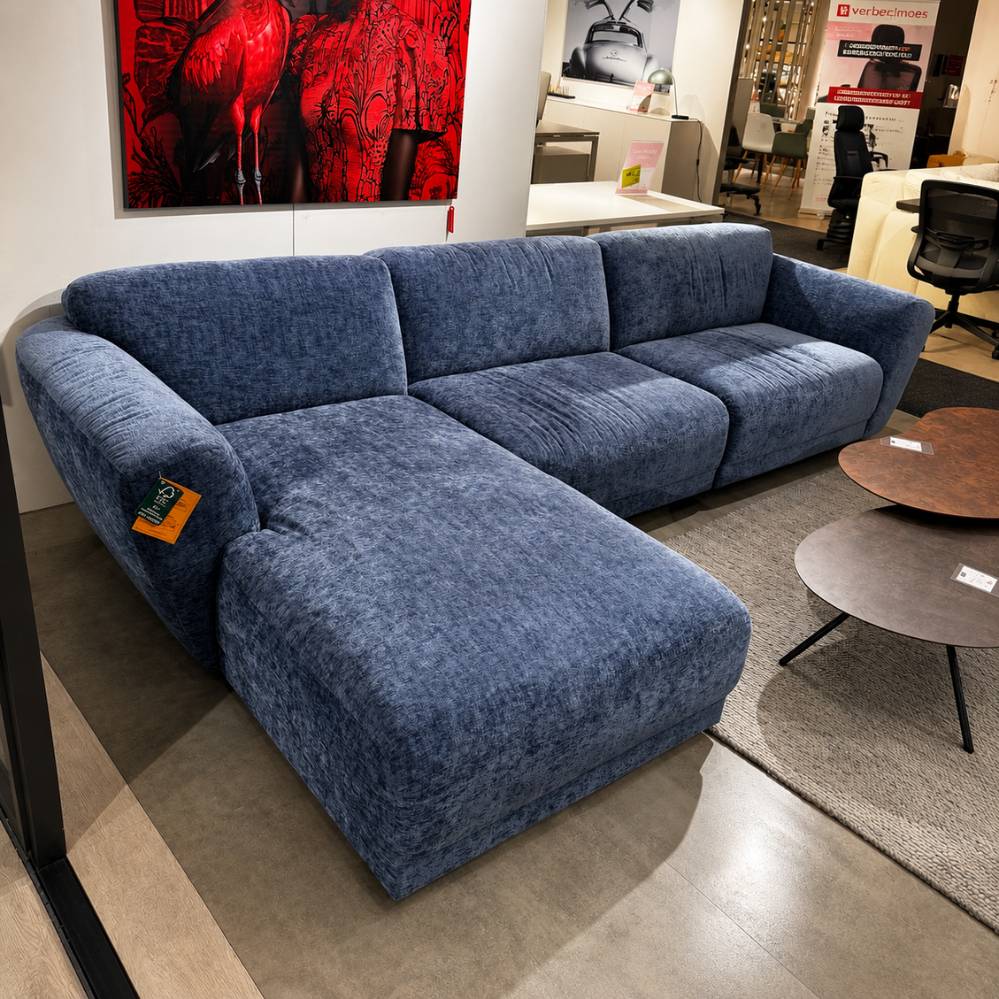 Sits Asta hoeksalon schuin vooraanzicht met chaise longue links in stof Luna Blauw 7 toonzaalmodel Verberckmoes Sint-Gillis-Waas