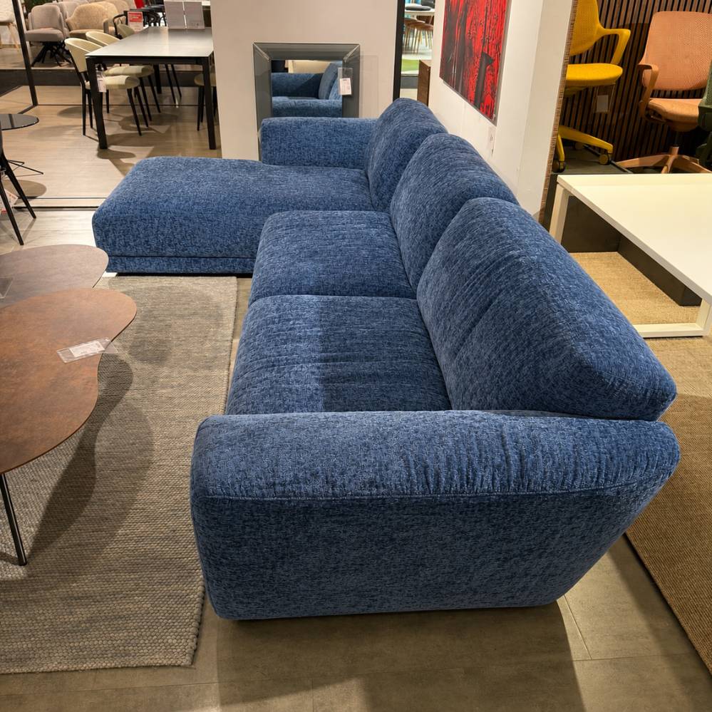 Sits Asta hoeksalon zijaanzicht met chaise longue en Lux comfort in stof Luna Blauw 7 toonzaalmodel Verberckmoes Sint-Gillis-Waas