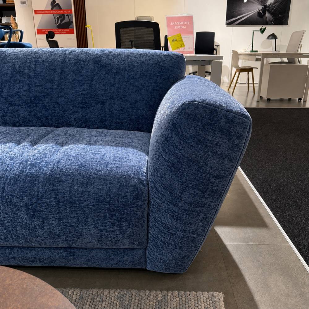Sits Asta hoeksalon detail van armleuning en bekleding Luna Blauw 7 toonzaalmodel Verberckmoes Sint-Gillis-Waas