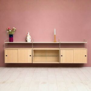 String Furniture wandmeubel met essenhouten kastmodules, vitrinekast en beige leggers – toonzaalmodel Sint-Gillis-Waas – Verberckmoes
