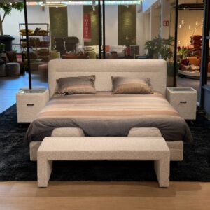Complete Medal Levin elektrische boxspring van 180 x 200 cm met twee New Porto nachttafels en Milanda bank in Horta 186 Champagne, toonzaalmodel Sint-Gillis-Waas – Verberckmoes