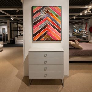 Vooraanzicht van Wiemann Vigo commode met vier witte glazen laden en chromen handgrepen, toonzaalmodel Sint-Gillis-Waas – Verberckmoes