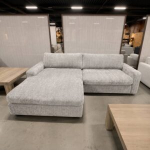 ADA Salonta 8303 lichtgrijze hoekbank met ruime chaise longue, outletmodel voor de Magazijnverkoop XXL bij Meubelen Verberckmoes in Sint-Gillis-Waas.