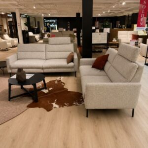 Authentix Larissa salonset met 3-zit en 2,5-zit elektrisch verstelbaar in stof Fabienne 11 Cream – toonzaalmodel Sint-Gillis-Waas – Verberckmoes