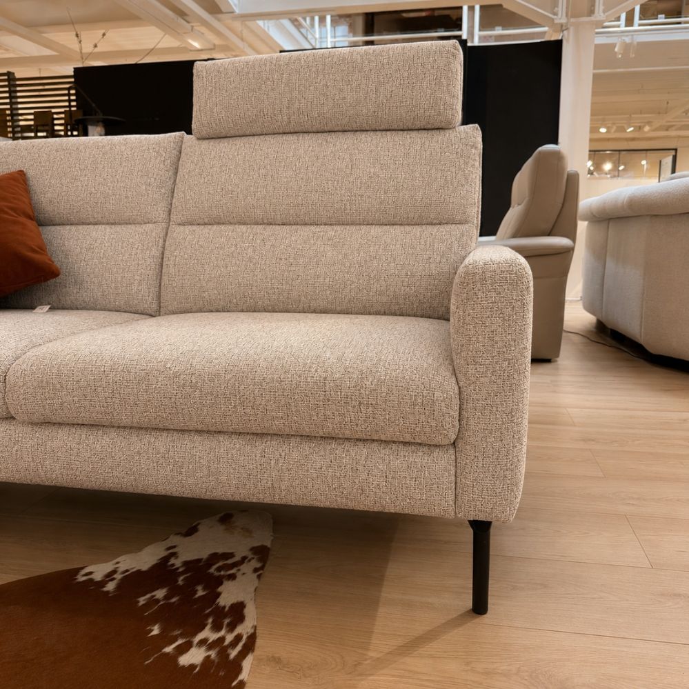 Detail van de verstelbare hoofdsteun van de Authentix Larissa 2,5-zit in stof Fabienne 11 Cream – toonzaalmodel Sint-Gillis-Waas – Verberckmoes