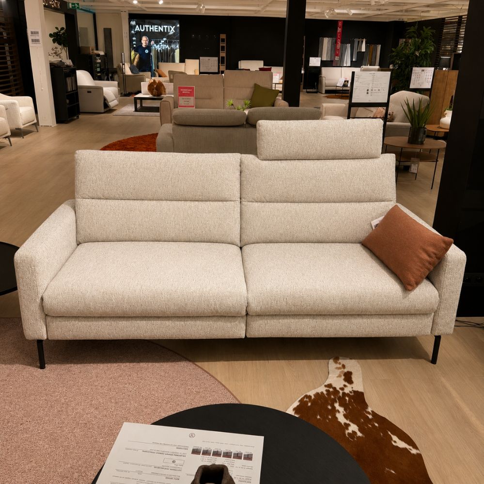 Authentix Larissa 3-zit elektrisch verstelbaar in stof Fabienne 11 Cream – opgebouwd uit twee XL 1-zitters – toonzaalmodel Sint-Gillis-Waas – Verberckmoes