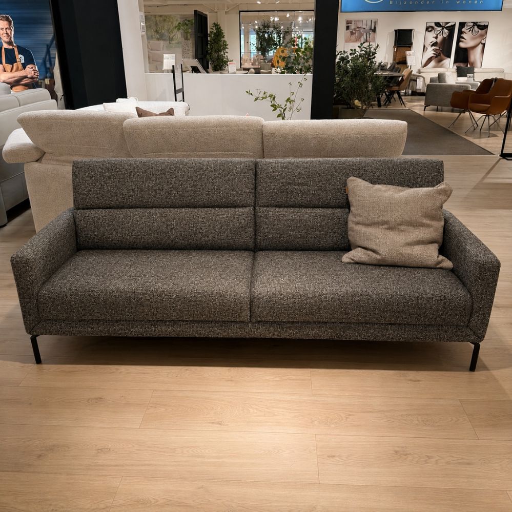 Frontaanzicht van de Authentix Loris 3-zit Large elektrisch verstelbare sofa in stof ST050129 – toonzaalmodel Sint-Gillis-Waas – Verberckmoes
