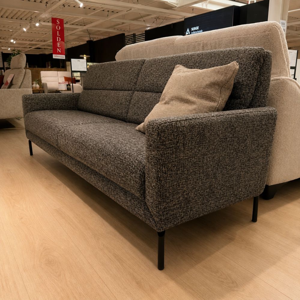 Schuin vooraanzicht van de Authentix Loris 3-zit Large elektrisch verstelbare sofa in donkergrijze stof – toonzaalmodel Sint-Gillis-Waas – Verberckmoes