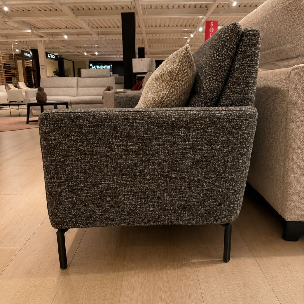 Zijaanzicht van de Authentix Loris 3-zit Large elektrisch verstelbare sofa in stof ST050129 – toonzaalmodel Sint-Gillis-Waas – Verberckmoes