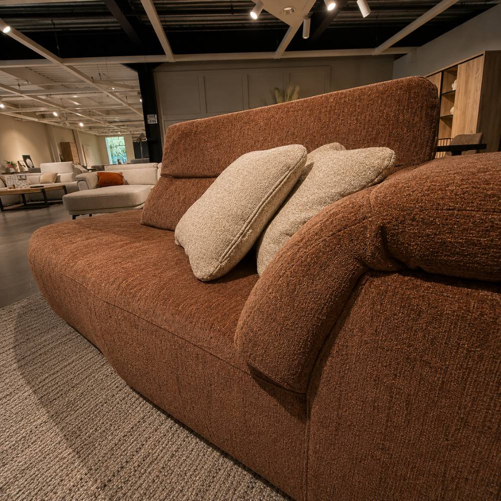 Detail van de comfortabele zit en armleuning van de Belform Zita longchair – toonzaalmodel Sint-Gillis-Waas