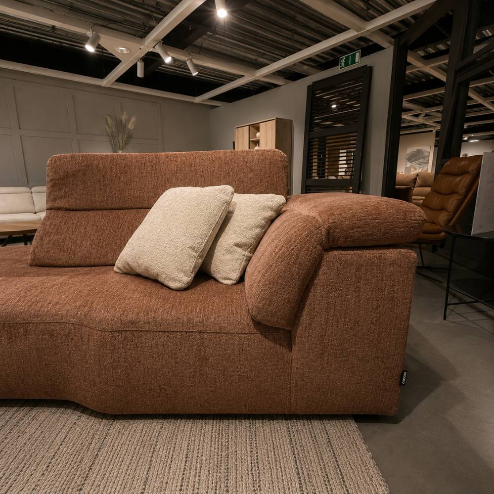 Zijaanzicht van de Belform Zita longchair in stof Picasso Chili Oil – toonzaalmodel Sint-Gillis-Waas