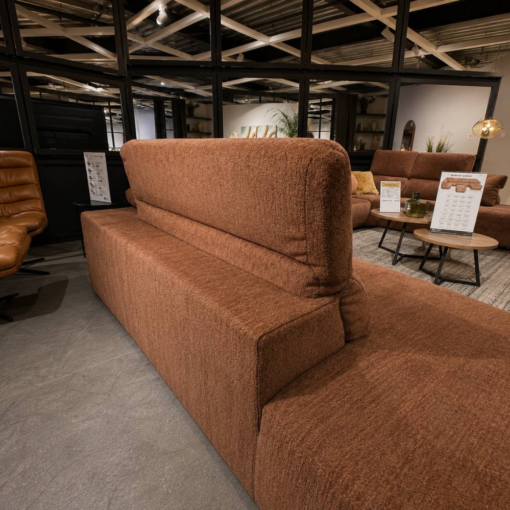 Achterzijde en vrijstaande afwerking van de Belform Zita longchair – toonzaalmodel Sint-Gillis-Waas