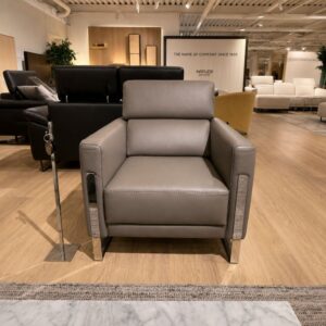 Calia Italia Annie E24 1-zit fauteuil in leder Visone 359 met verstelbare hoofdsteun en blinkend metalen sledevoet – toonzaalmodel Sint-Gillis-Waas – Verberckmoes