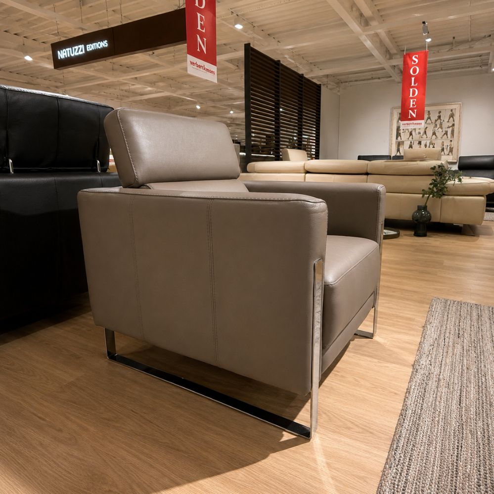 Zijaanzicht van de Calia Italia Annie E24 fauteuil met verstelbare hoofdsteun en blinkend metalen sledevoet – toonzaalmodel Sint-Gillis-Waas – Verberckmoes