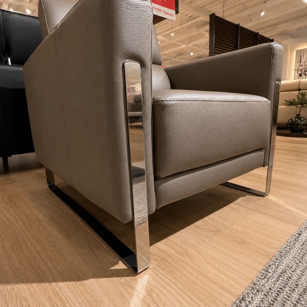 Detail van het blinkend metalen sledeonderstel en het leder van de Calia Italia Annie E24 fauteuil – toonzaalmodel Sint-Gillis-Waas – Verberckmoes