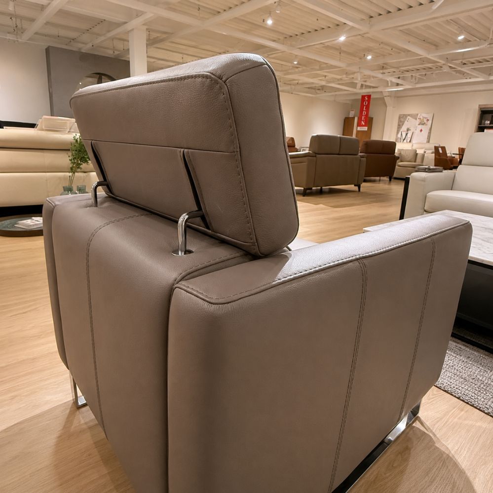 Detail van de verstelbare hoofdsteun aan de achterzijde van de Calia Italia Annie E24 fauteuil in leder Visone 359 – toonzaalmodel Sint-Gillis-Waas – Verberckmoes