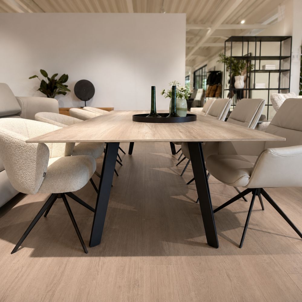 Vooraanzicht van de Castle Line Split rechthoekige eettafel met Forest keramisch blad en zwart metalen onderstel – toonzaalmodel Sint-Gillis-Waas – Verberckmoes