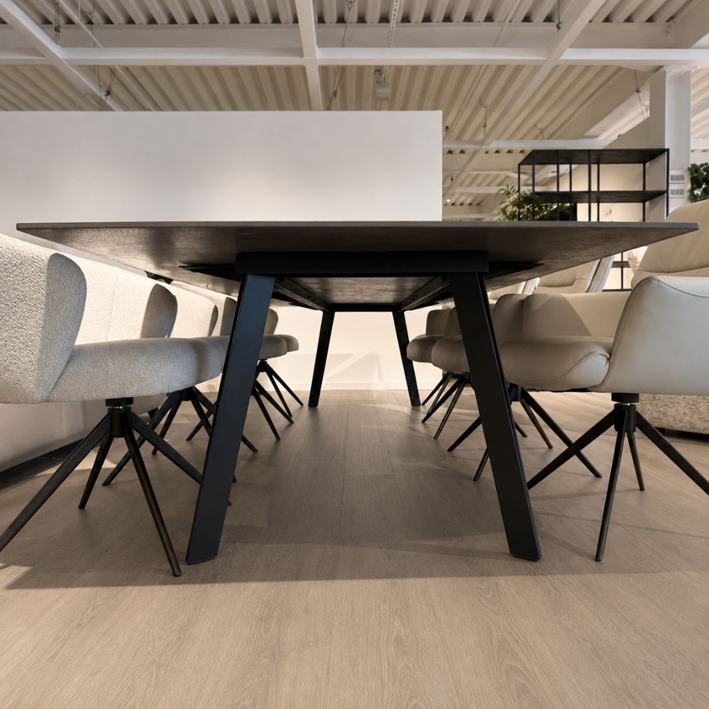 Onderzijde van de Castle Line Split rechthoekige eettafel met zwart metalen Split-onderstel – toonzaalmodel Sint-Gillis-Waas – Verberckmoes