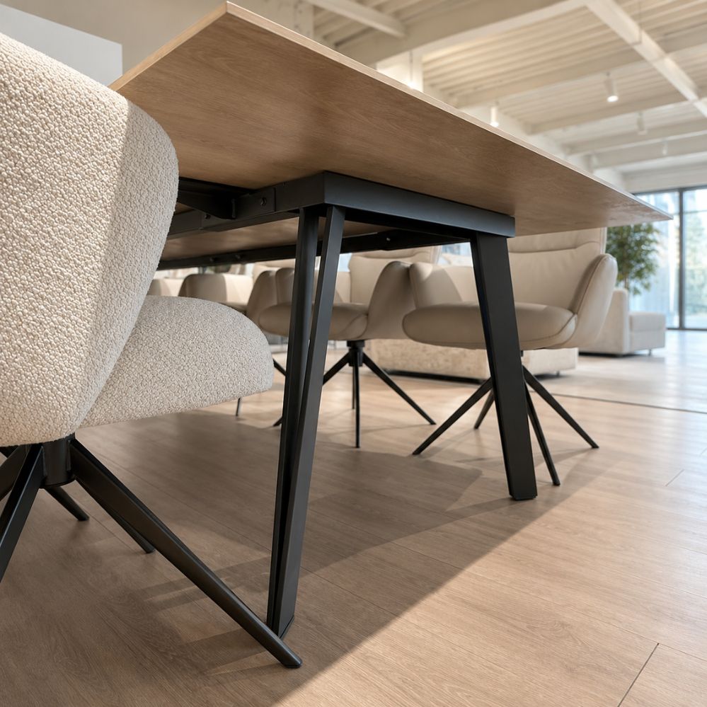 Detail van het zwarte metalen Split-onderstel onder de Castle Line Split rechthoekige keramische eettafel – toonzaalmodel Sint-Gillis-Waas – Verberckmoes