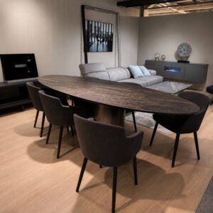 Colombus International Vendôme ovale eettafel van 280 x 120 cm met donker keramisch blad en centraal onderstel, toonzaalmodel Sint-Gillis-Waas bij Verberckmoes.
