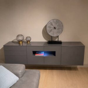 Vooraanzicht van Crest Karat hangende tv-kast in dark grey met laden, deuren en open vitrinevak, toonzaalmodel Sint-Gillis-Waas – Verberckmoes