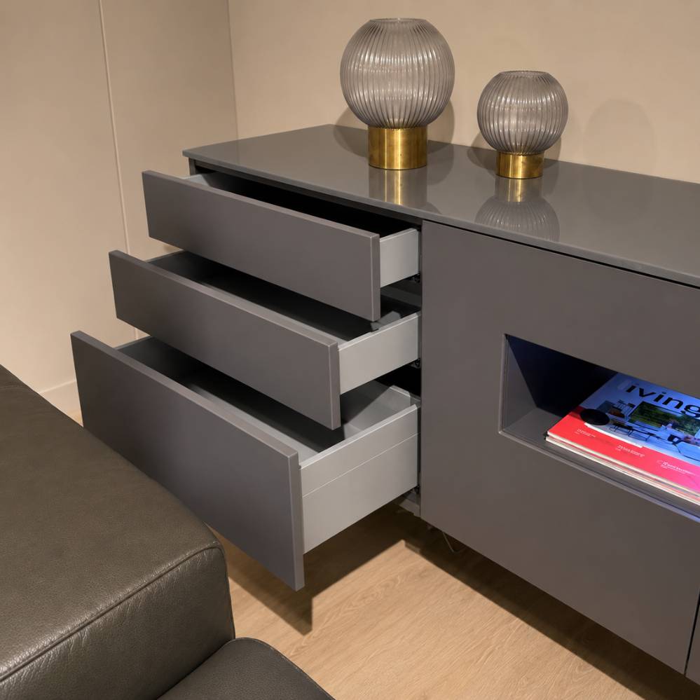 Detail van de drie geopende laden van de Crest Karat hangende tv-kast in dark grey, toonzaalmodel Sint-Gillis-Waas – Verberckmoes
