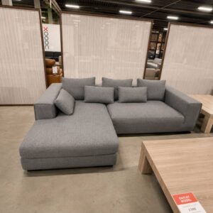 Easysofa Vieste grijze hoekbank met divan links, drie rugkussens en drie lendekussens, outletmodel voor de Magazijnverkoop XXL in Sint-Gillis-Waas.