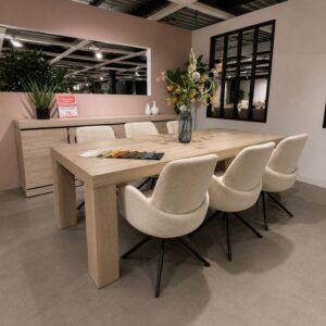 Evan Belluno eettafel van 225 × 100 cm in Millenium eik lichtgrijs, opgesteld met acht eetkamerstoelen in de showroom van Verberckmoes Sint-Gillis-Waas