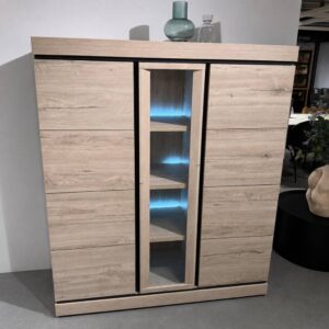 Evan Belluno vitrinekast in Millenium eik lichtgrijs met zwarte accenten en LED-verlichting, vooraanzicht van toonzaalmodel bij Verberckmoes Sint-Gillis-Waas
