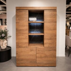Evan Etna vitrine in Old Teak en Zebra Marble met verlichting als toonzaalmodel bij Verberckmoes Sint-Gillis-Waas