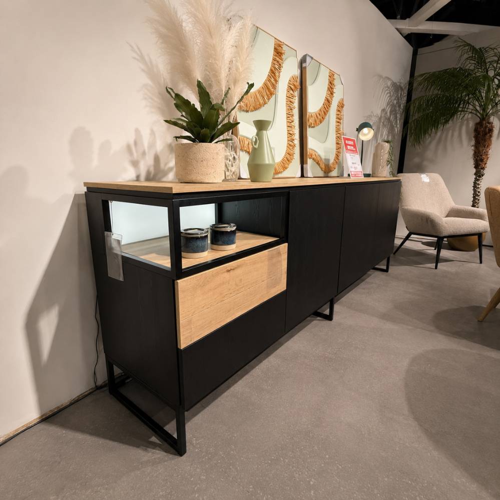 Breed Evan Portofino dressoir met verlichte open nis en houten accenten – toonzaalmodel Sint-Gillis-Waas
