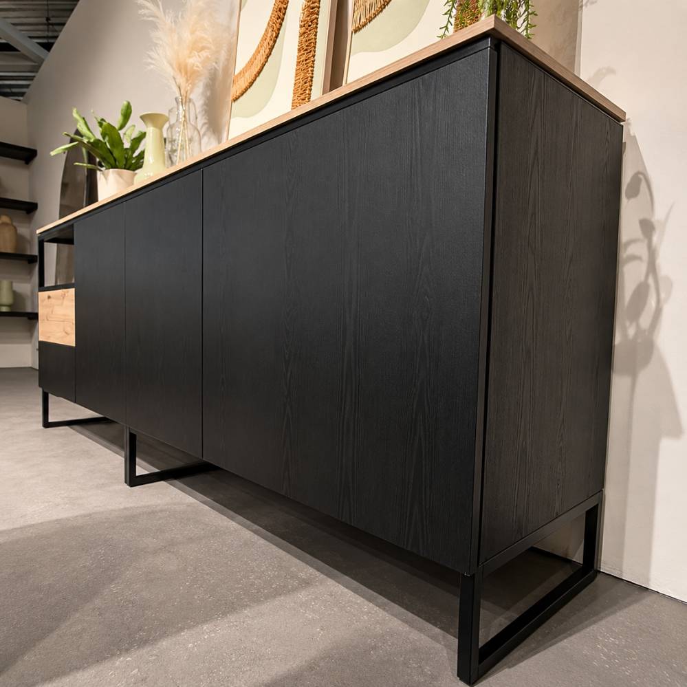 Zwarte deuren en metalen poten van het Evan Portofino dressoir – toonzaalmodel Sint-Gillis-Waas