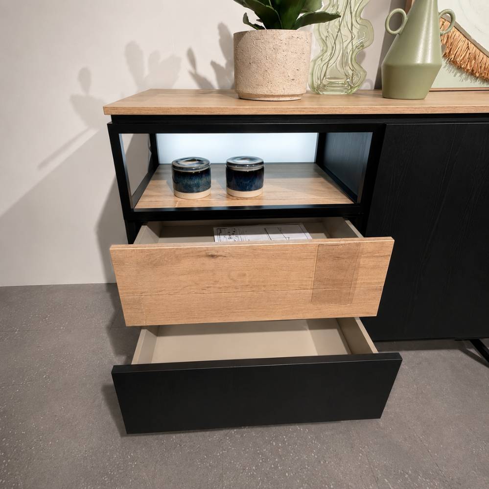 Verlichte presentatienis en laden van het Evan Portofino dressoir – toonzaalmodel Sint-Gillis-Waas