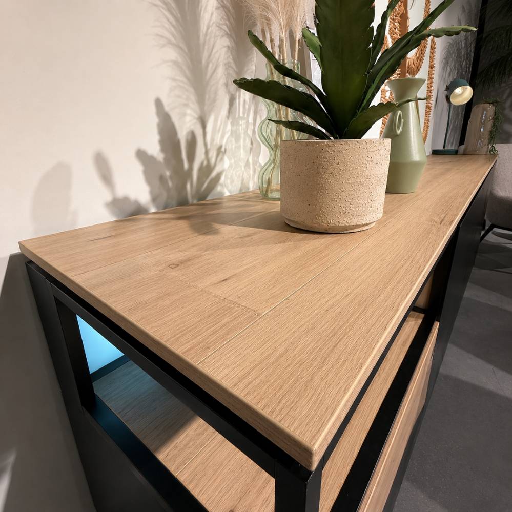 Old oak bovenblad van het Evan Portofino dressoir in zwart – toonzaalmodel Sint-Gillis-Waas