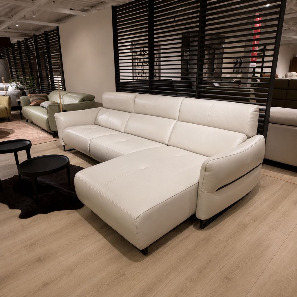 Schuin zijaanzicht van de Franco Ferri Ginevra hoeksalon met chaise longue in leder Mango – toonzaalmodel Sint-Gillis-Waas – Verberckmoes