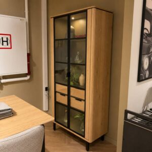 Henders & Hazel Livada vitrinekast met 2 glasdeuren en 2 laden in naturel wild eiken – toonzaalmodel Sint-Gillis-Waas