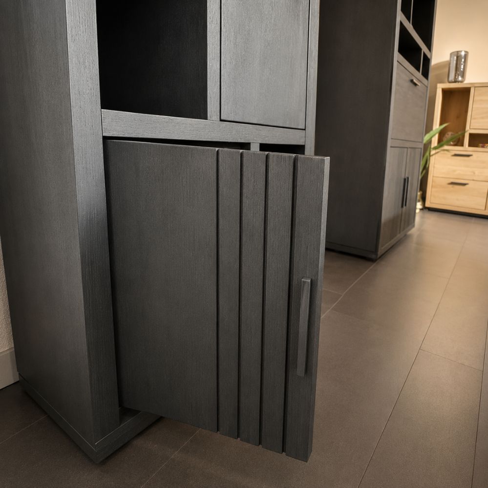 Detail van de onderste kastdeur met verticale groefstructuur van de Henders & Hazel Pavie bergkast