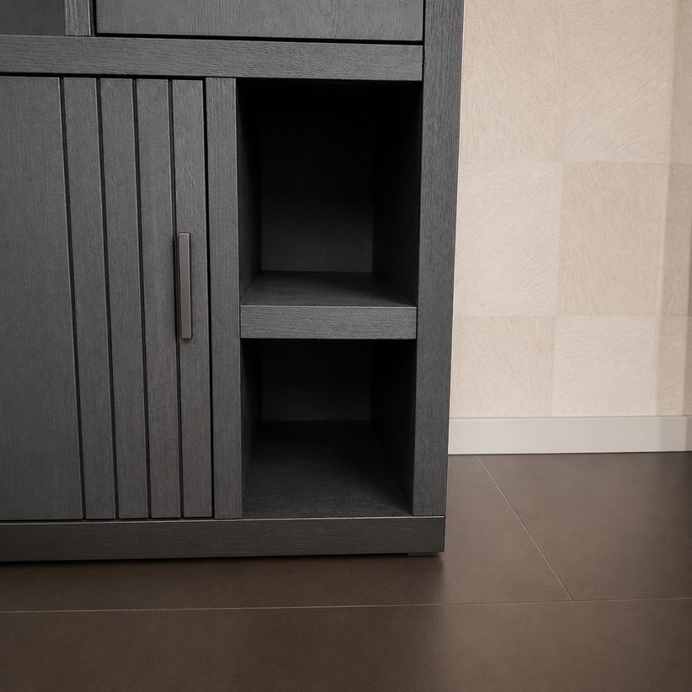 Open opbergvakken van de Henders & Hazel Pavie bergkast in Castle Black – toonzaalmodel Sint-Gillis-Waas