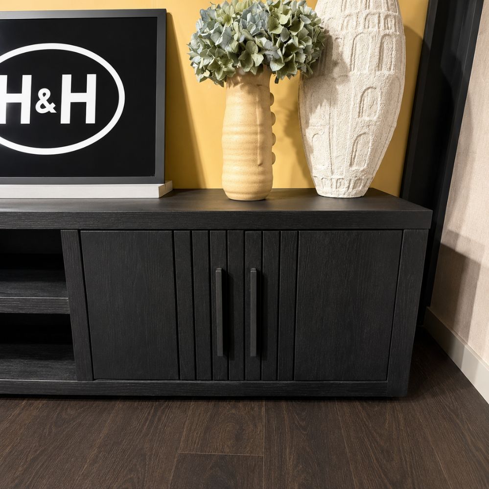 Detail van de kastdeuren met verticale groefstructuur van het Henders & Hazel Pavie lowboard